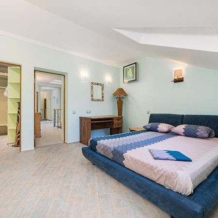 Classical Deribasivska 3-Bedrooms Apartment Odesa Exterior photo